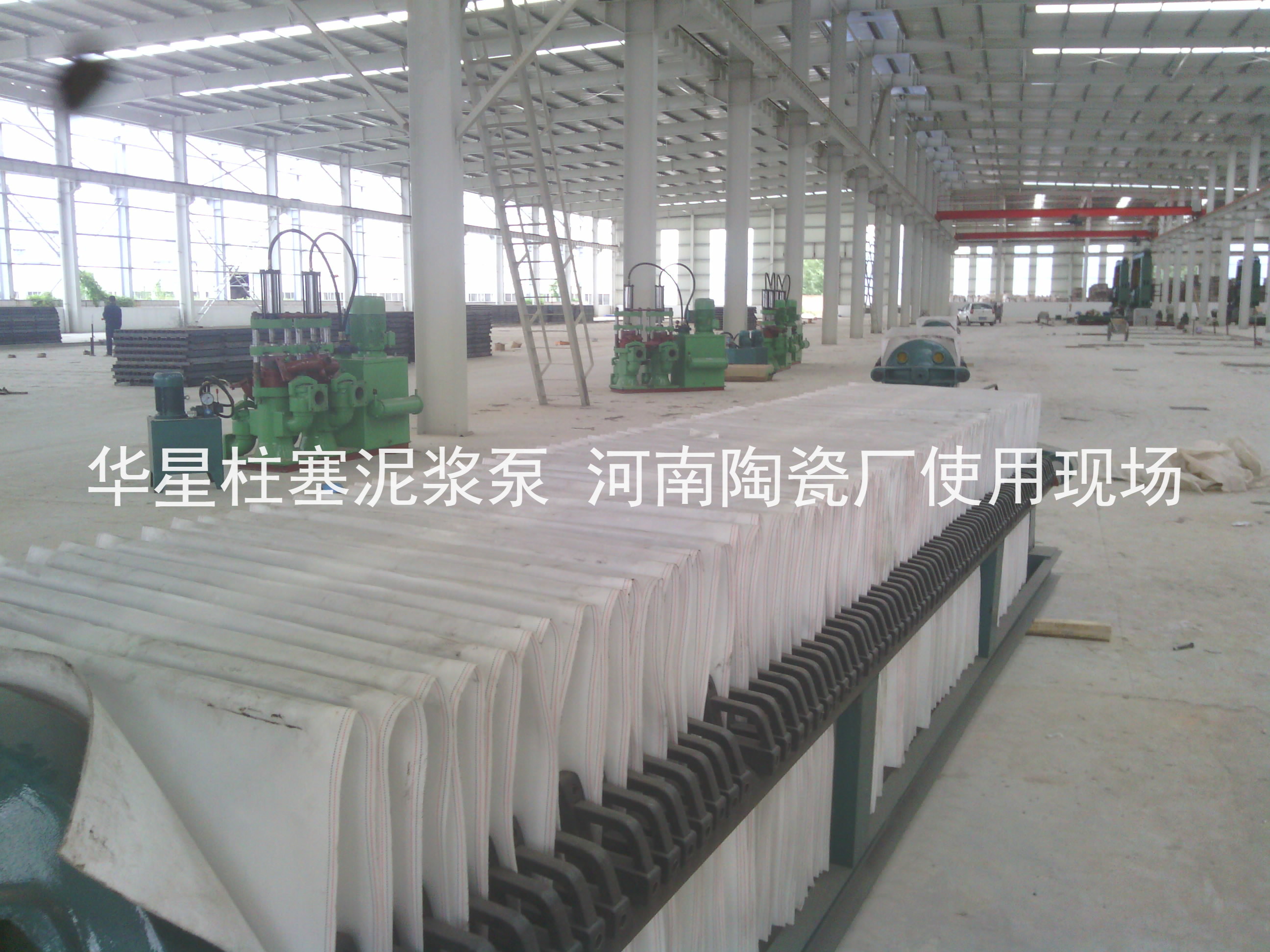 柱塞(sai)泥漿泵(beng)河南陶(tao)瓷廠使(shi)用安裝(zhuang)現場